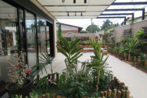 Aberturas para a luz, o jardim e a permanência