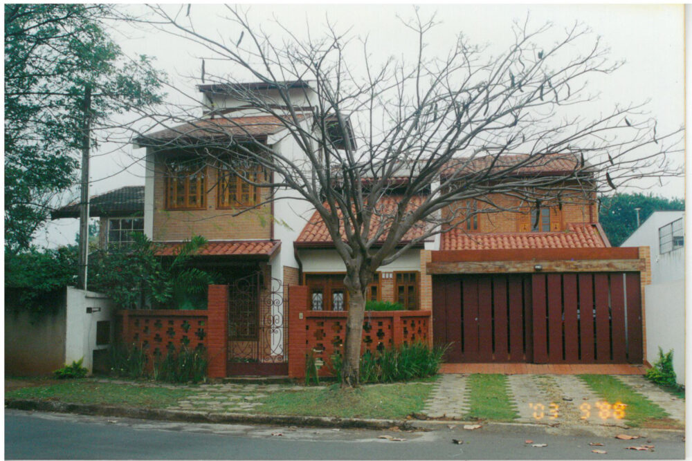 Novo Volume, Mesma Linguagem: Ampliação Coerente na Fachada de residência m Campinas
