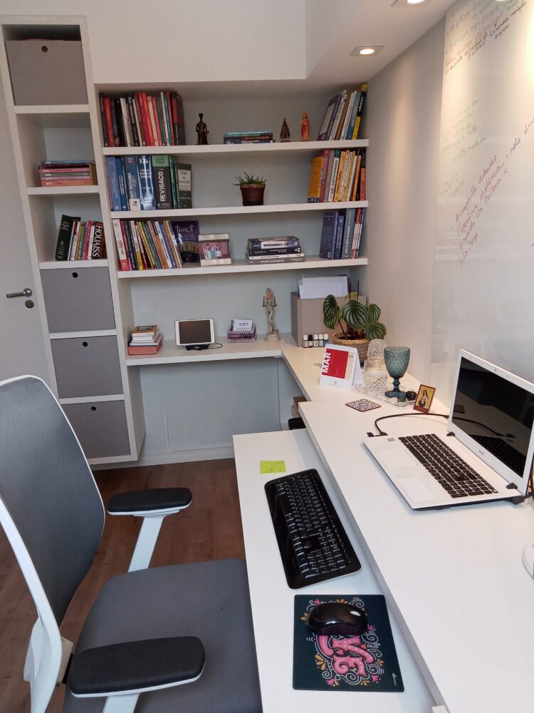 Entre trabalho e acolhimento: um escritório funcional integrado à casa